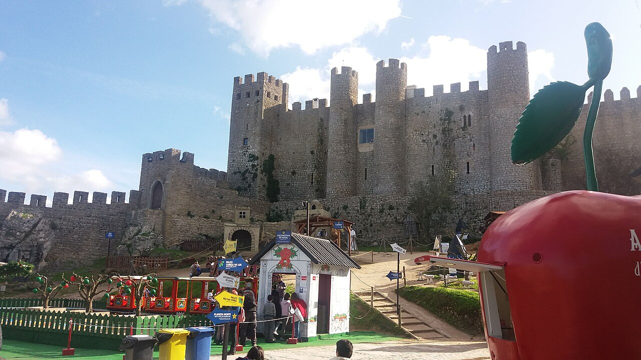 כפר חג המולד Óbidos Vila Natal לצד הטירה — צילום ארכיון מ־2019, לא מתכונת 2026/27